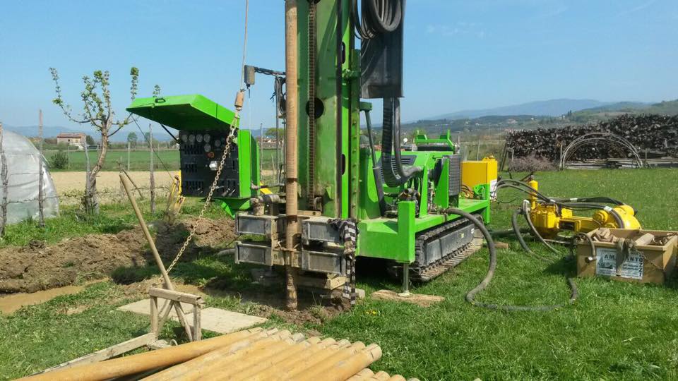 Realizzazione di un pozzo con trivella cingolata