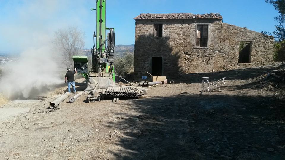 Perforazione con trivella per la realizzazione di un pozzo civile