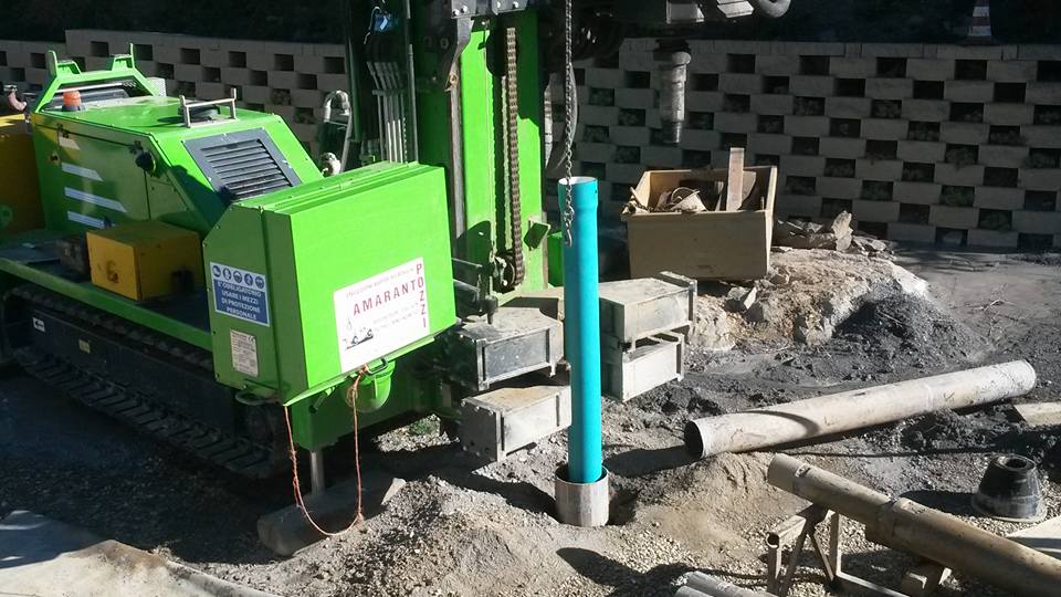 Posa tri tubature per acqua potabile