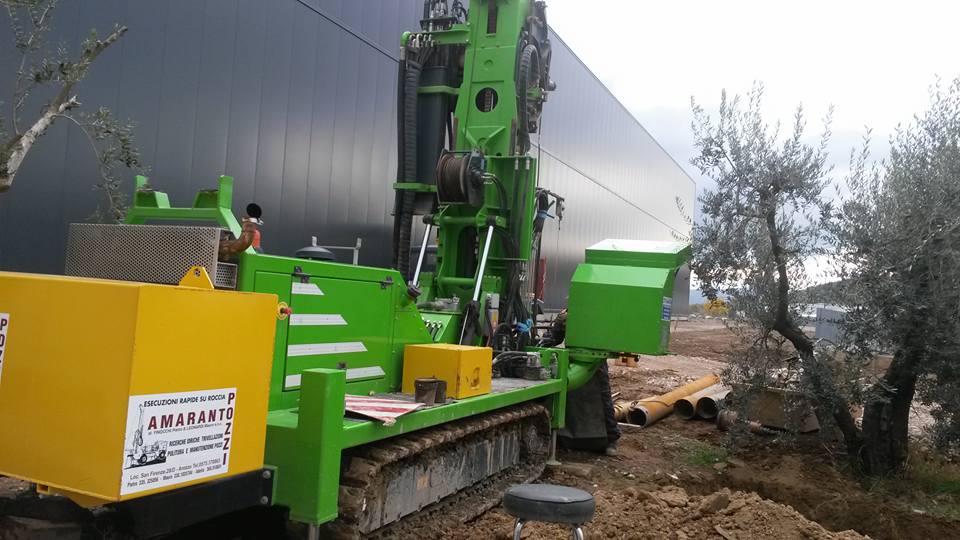 Perforazione di terreni con trivella cingolata