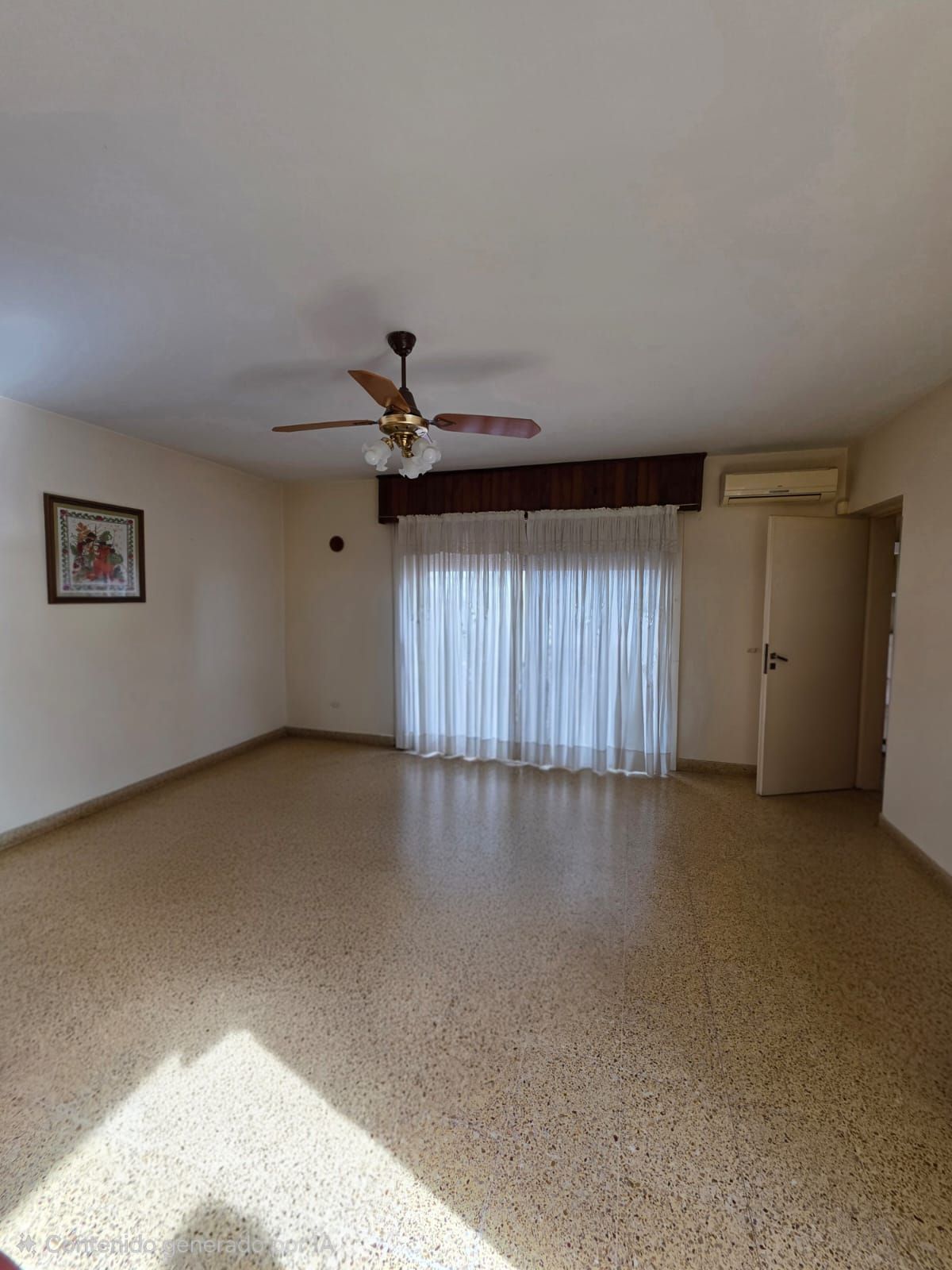Sala de estar vacía de color beige con suelo de terrazo