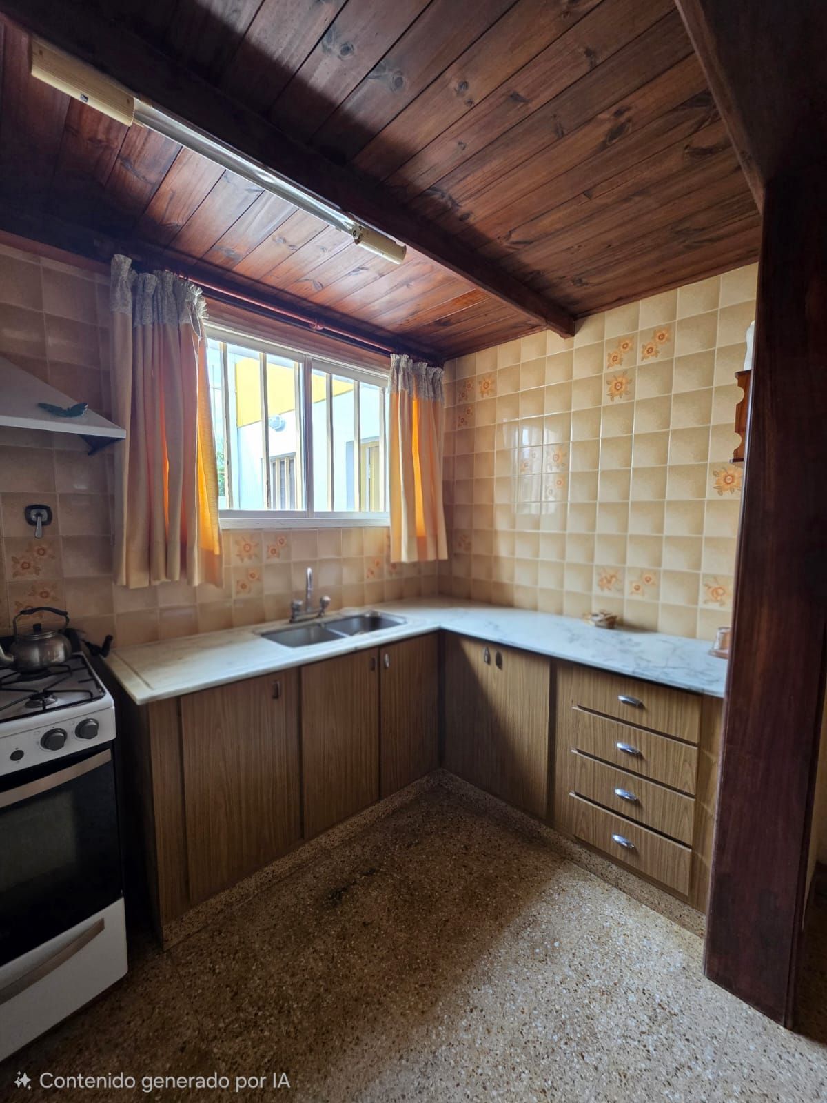 Cocina compacta de estilo vintage con techo revestido de madera
