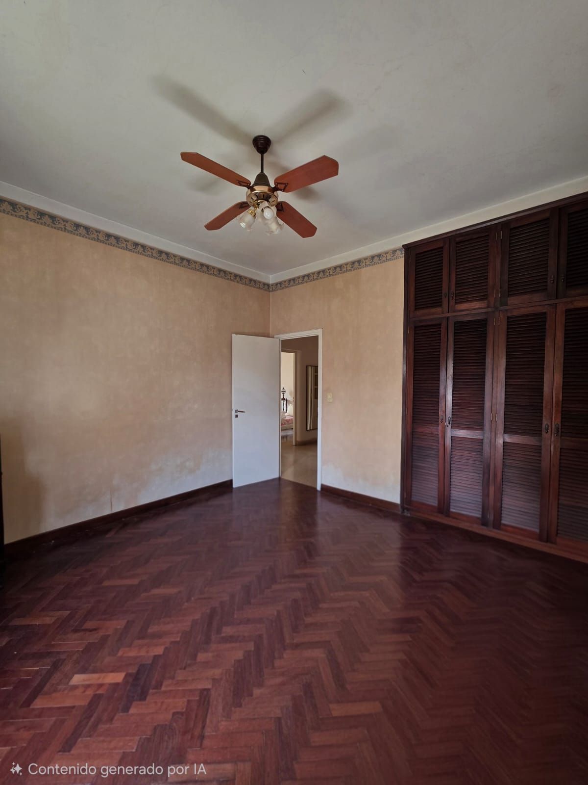 Habitación vacía con suelo de madera en espiga, paredes beige