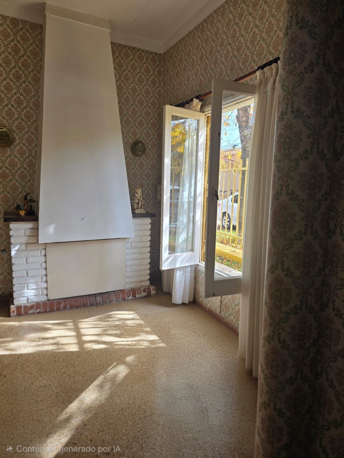 Habitación vacía alfombrada con papel tapiz estampado