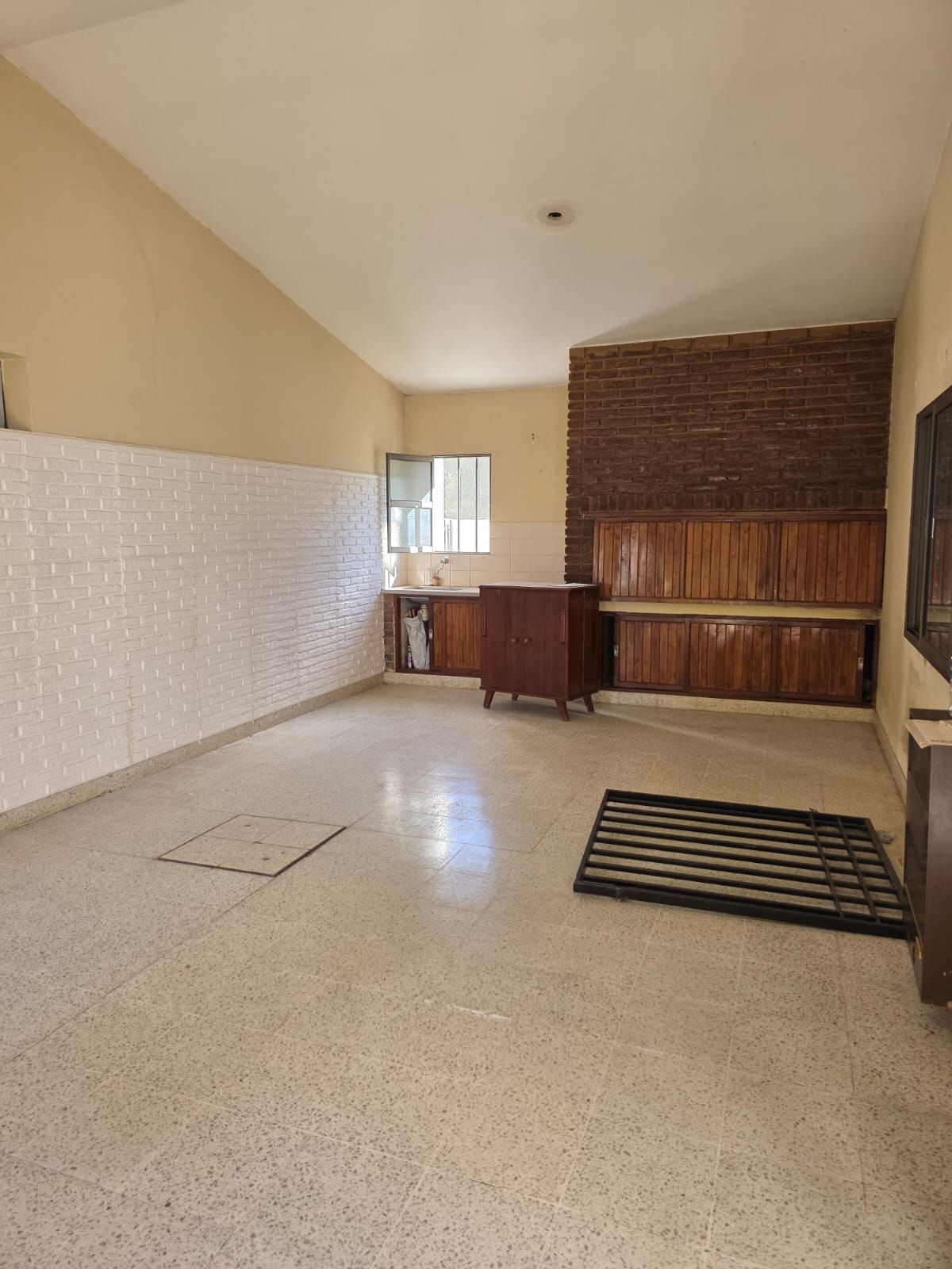 Habitación vacía con azulejos, paredes de color beige