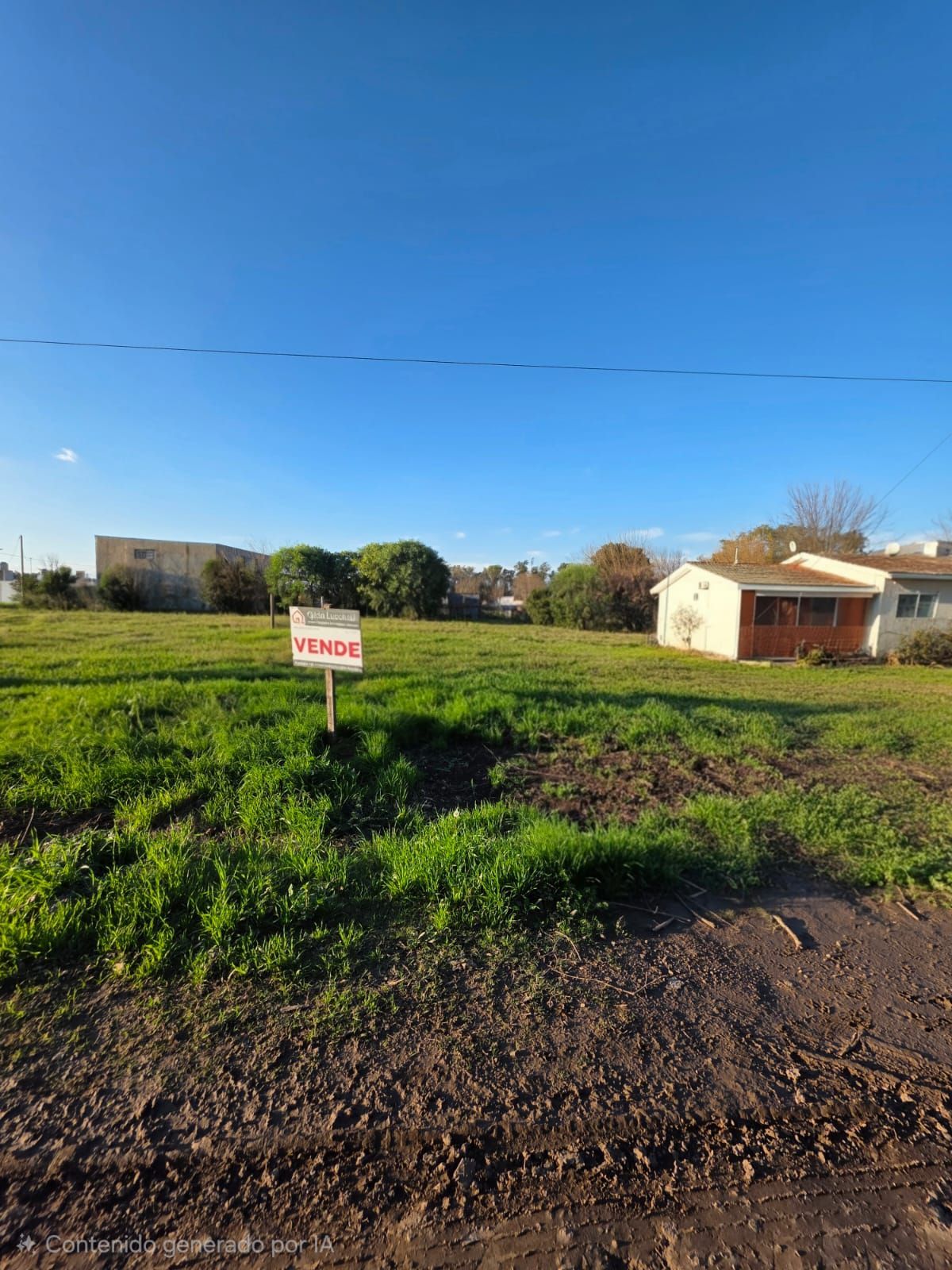Casa con valla amarilla y cartel inmobiliario