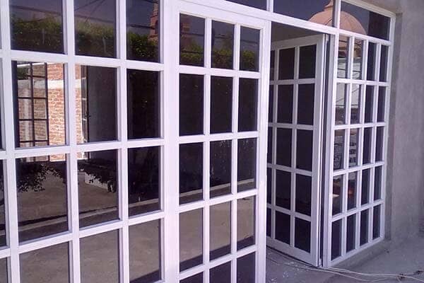 ALUMINIO Y VIDRIO JAVRA - CANCELERÍA DE ALUMINIO