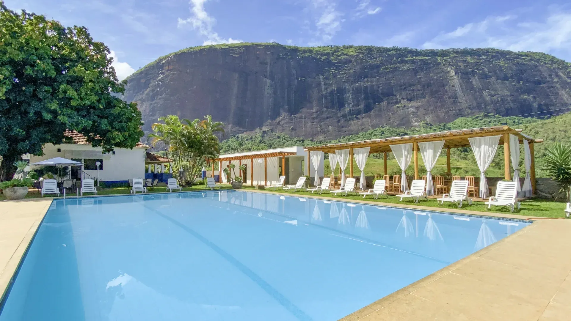 Uma grande piscina com uma montanha ao fundo.