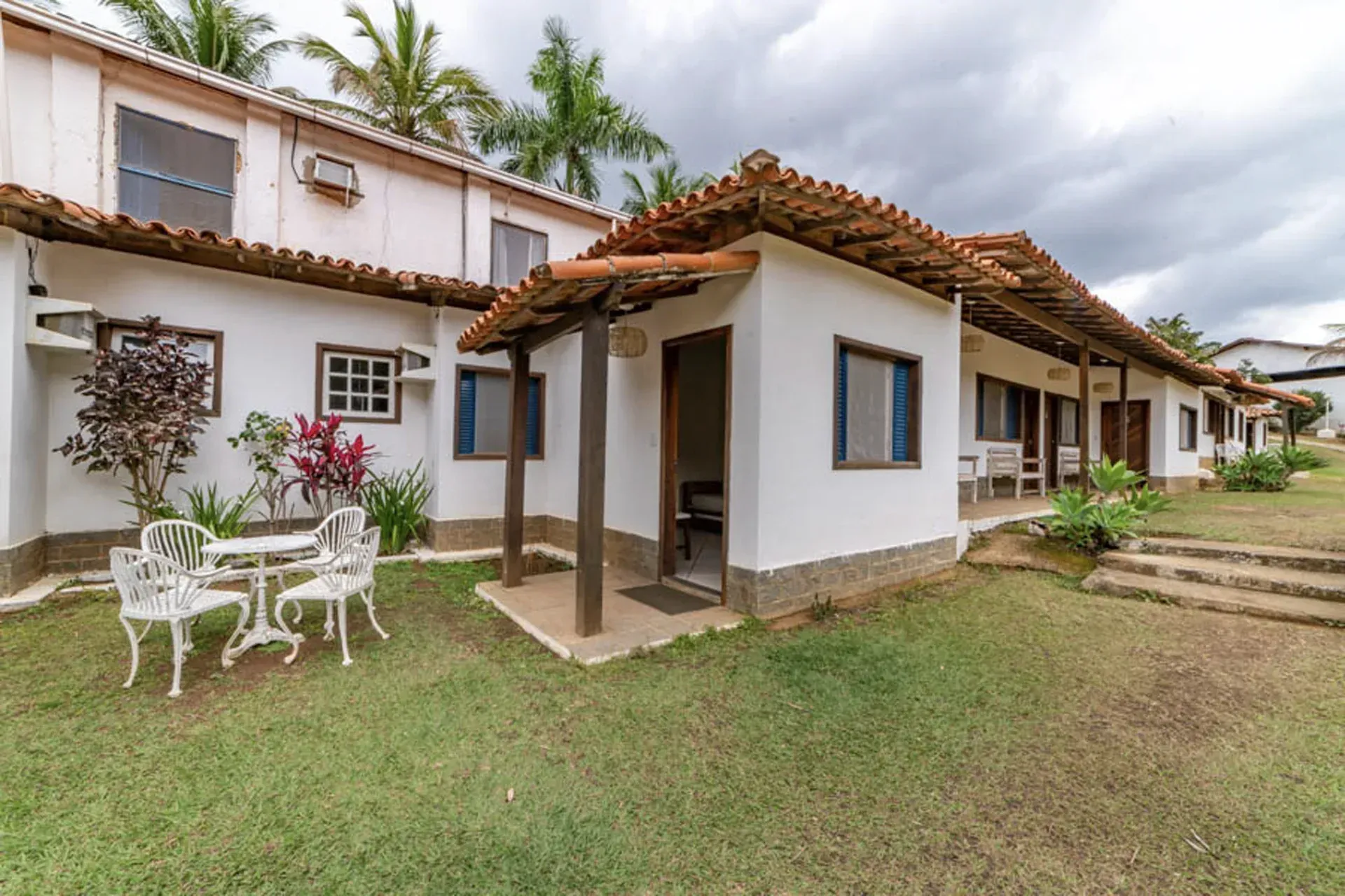Uma casa com uma mesa e cadeiras na frente