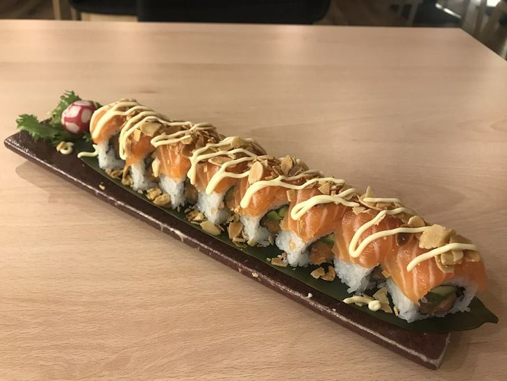 sushi con salmone e salsa