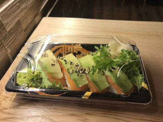 confezione di sushi da asporto
