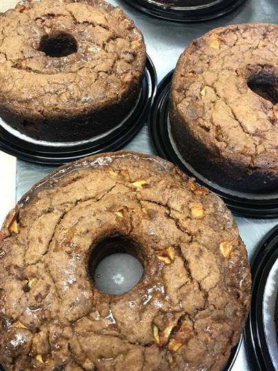 Doughnut hole cake with crumbly top layer