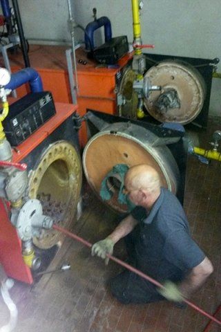 operazioni di pulizia canna fumaria