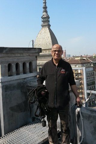 tecnico durante la videoispezione di una canna fumaria