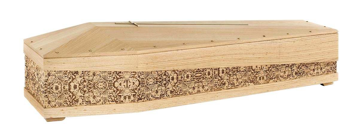 Bara bianca su una piattaforma nera in una stanza, con una ciotola scura su un piedistallo lì vicino.