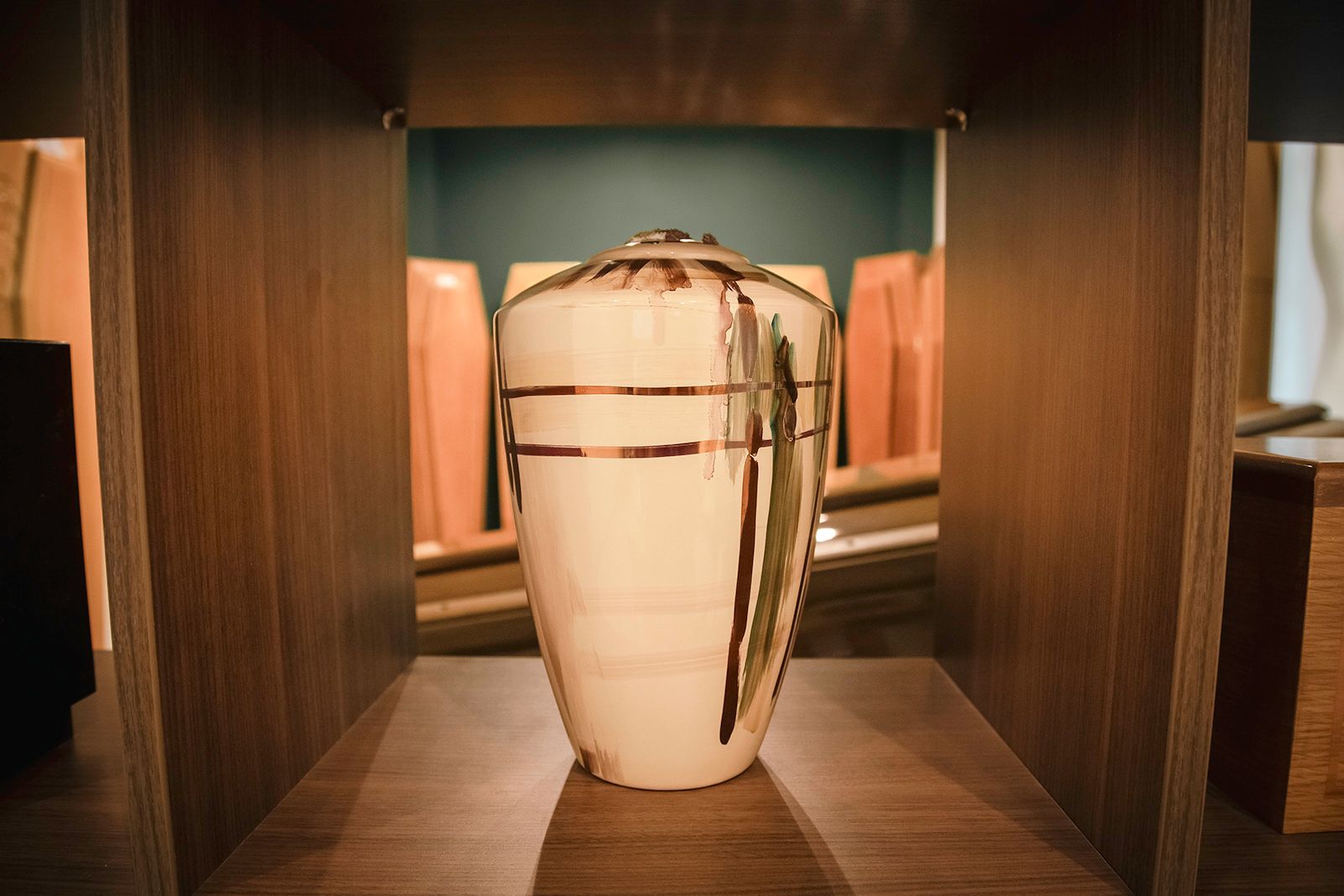 Vaso in ceramica blu scuro a forma di lacrima con dettagli in smalto blu.