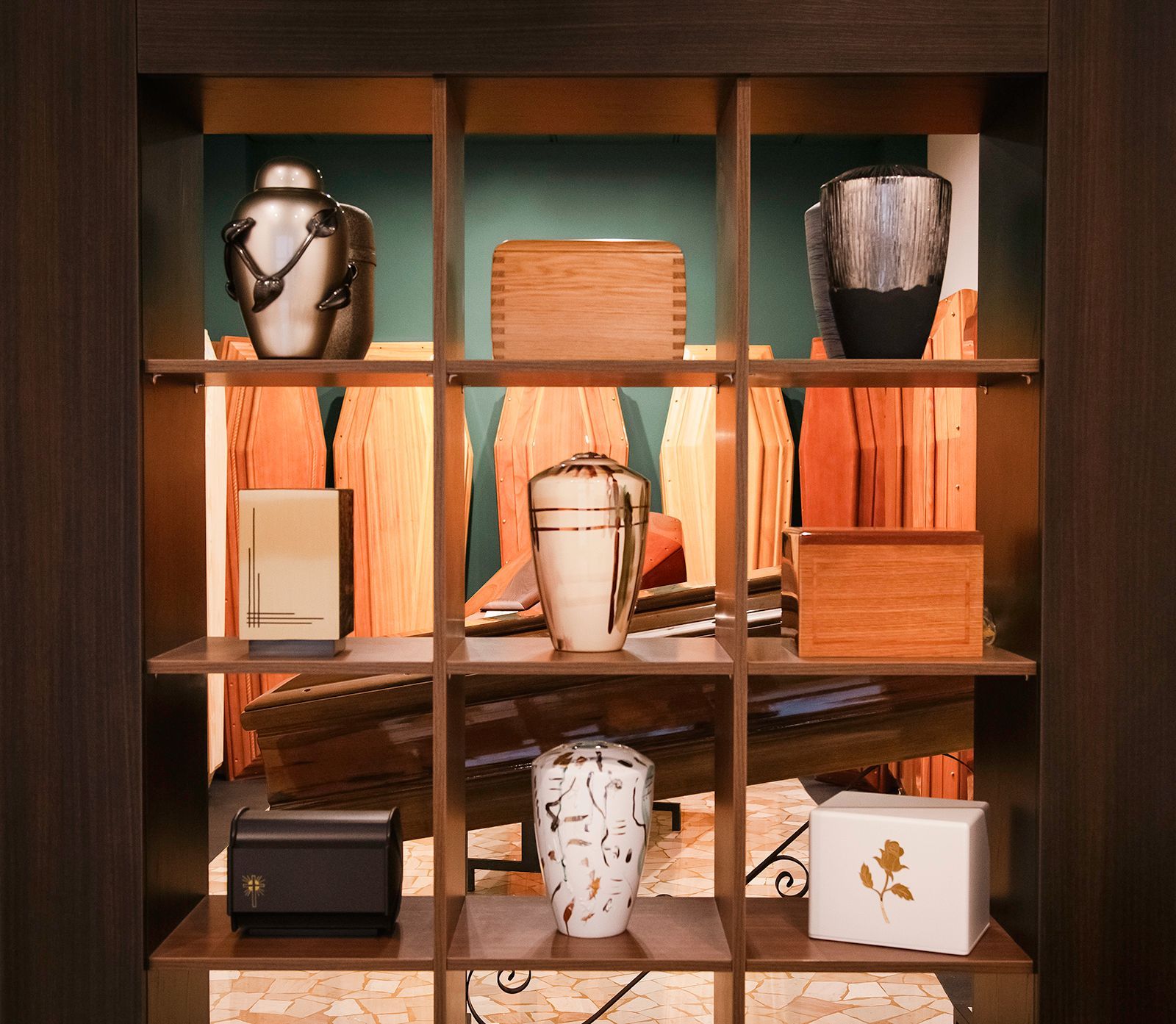 Urna cineraria verde maculato con coperchio in bronzo, su sfondo bianco.