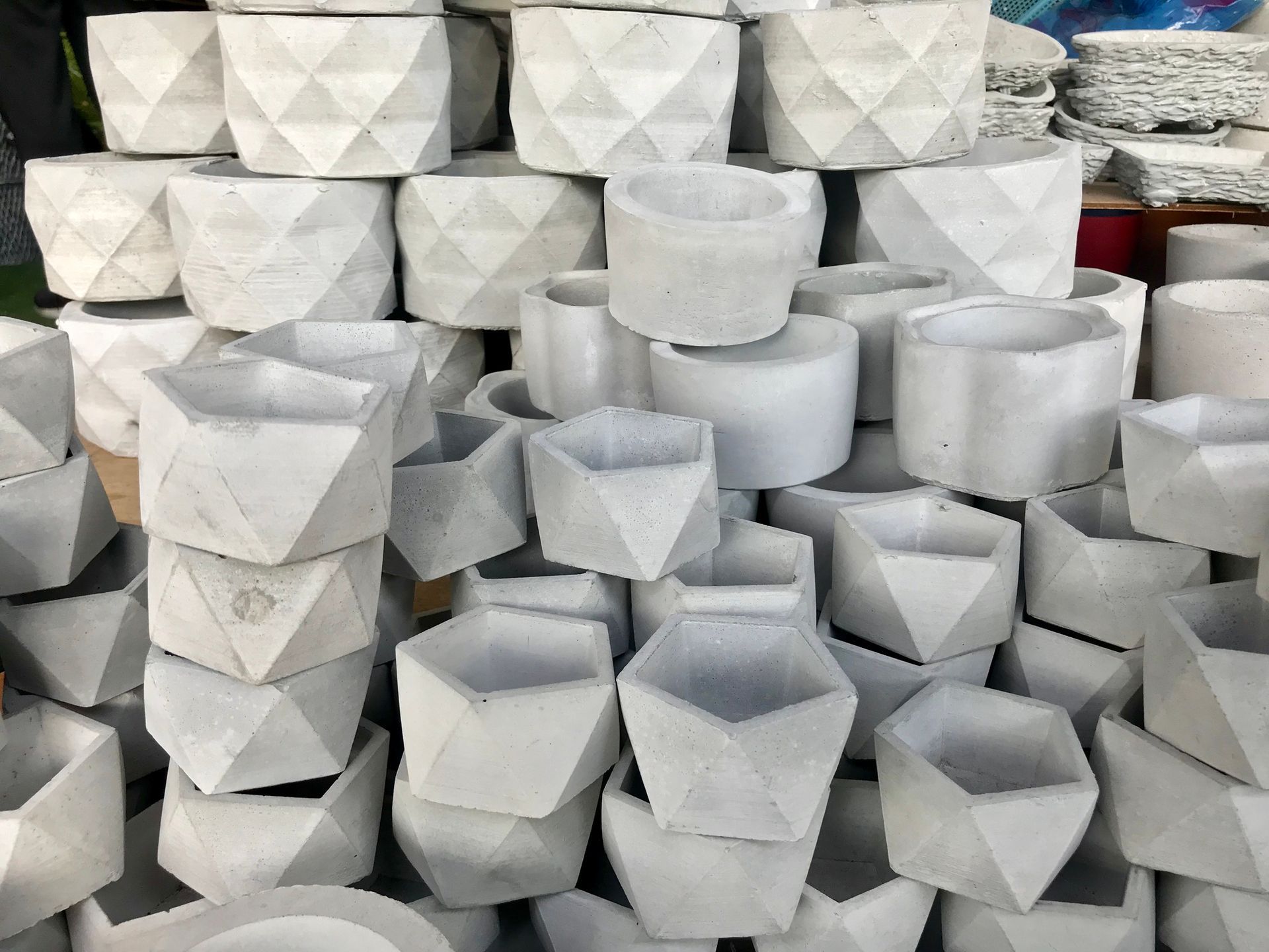 Un mucchio di vasi bianchi sono impilati uno sopra l'altro.