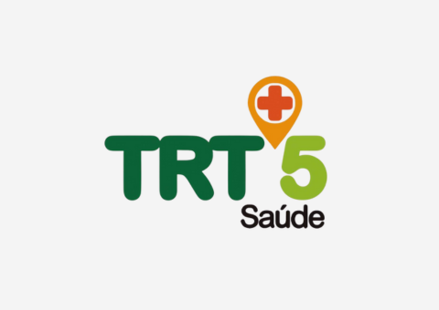 Logotipo da TRT 5 Saúde com texto verde e marcador de localização laranja com uma cruz.