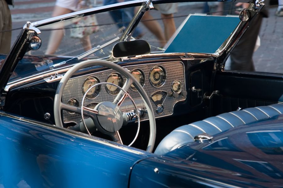 Interno di automobile d'epoca con tappezzeria in pelle