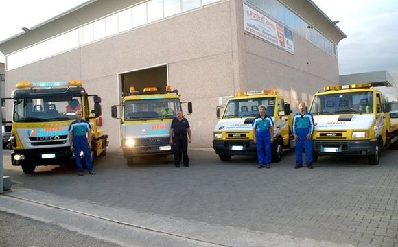 сотрудники и транспорт для эвакуации поврежденных автомобилей