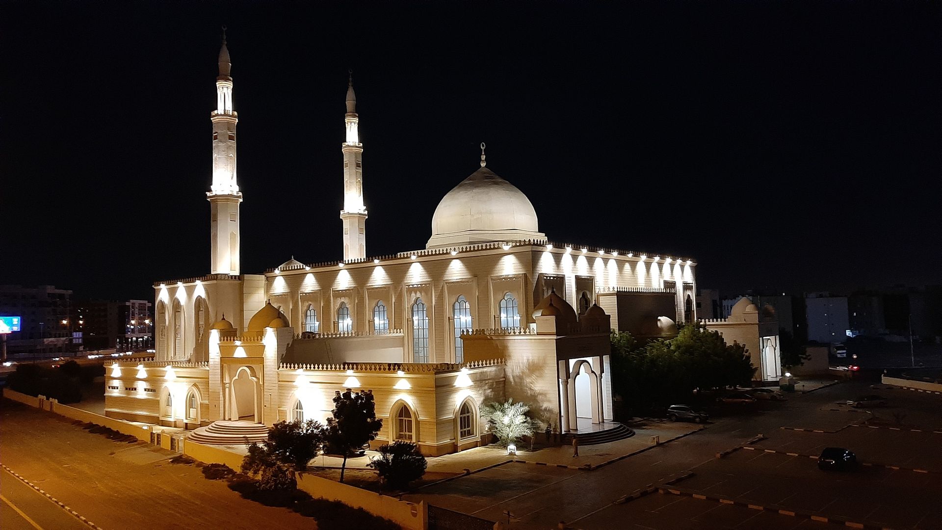 Decorative indoor lighting for prayer halls at UAE mosque by Sadeem Lighting
