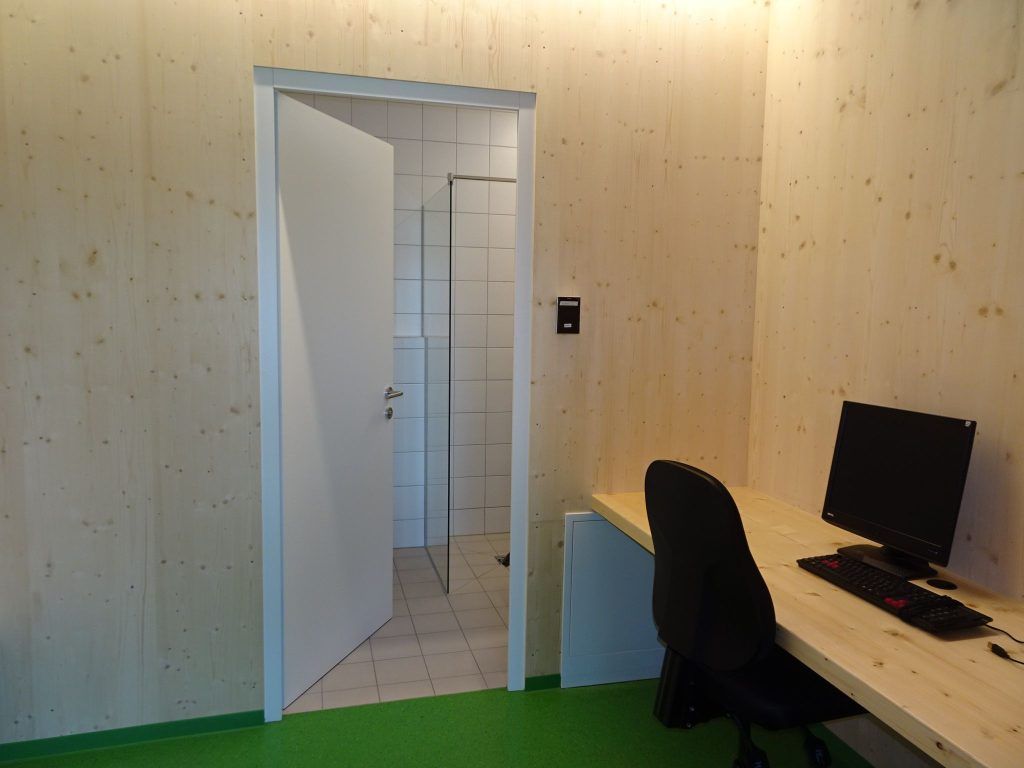 Das neue Gebäude bietet acht großzügige Umkleideräume, sieben Dusch- und Sanitärräume sowie mehrere Nebenräume für Trainer, Schiedsrichter und Lager.