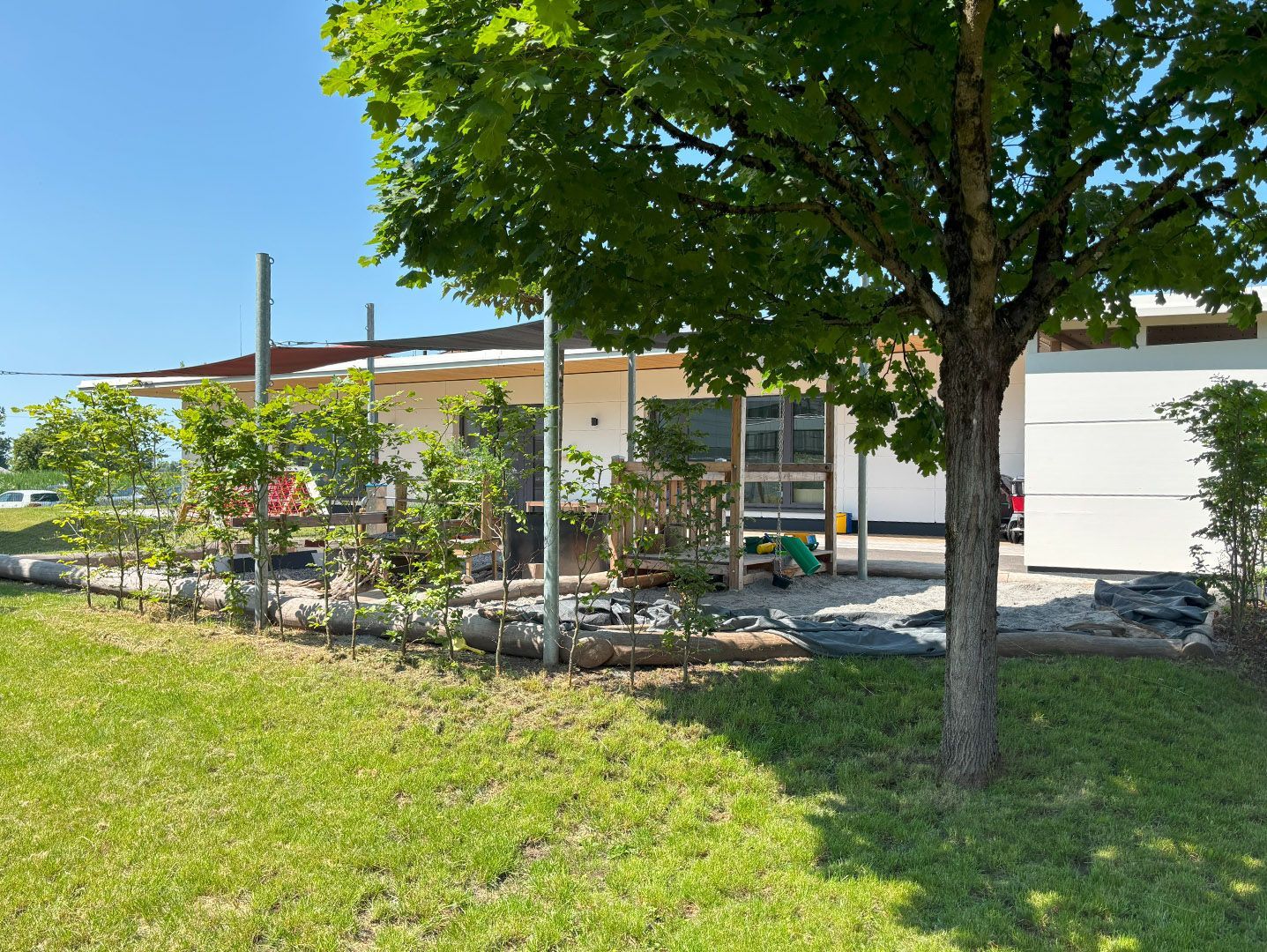 Ein weißes Haus mit einem Baum davor