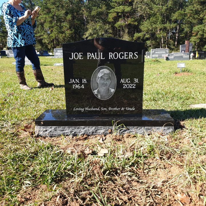 A gravestone for joe paul rogers in a cemetery