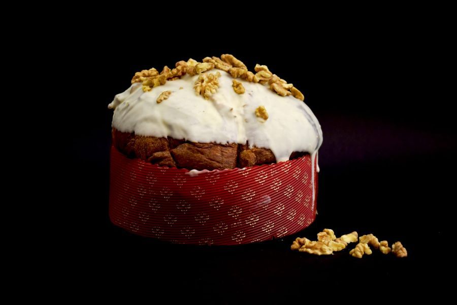 Panettone di pasticceria artigianale con noci