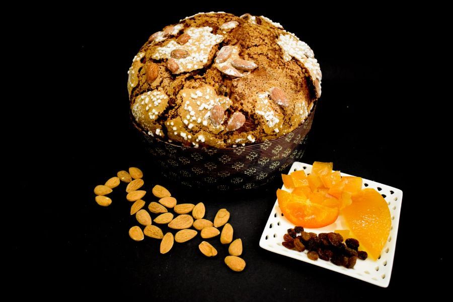 Panettone con mandorle, scorza d'arancia e uvetta