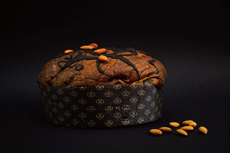 Panettone con mandorle e cioccolato