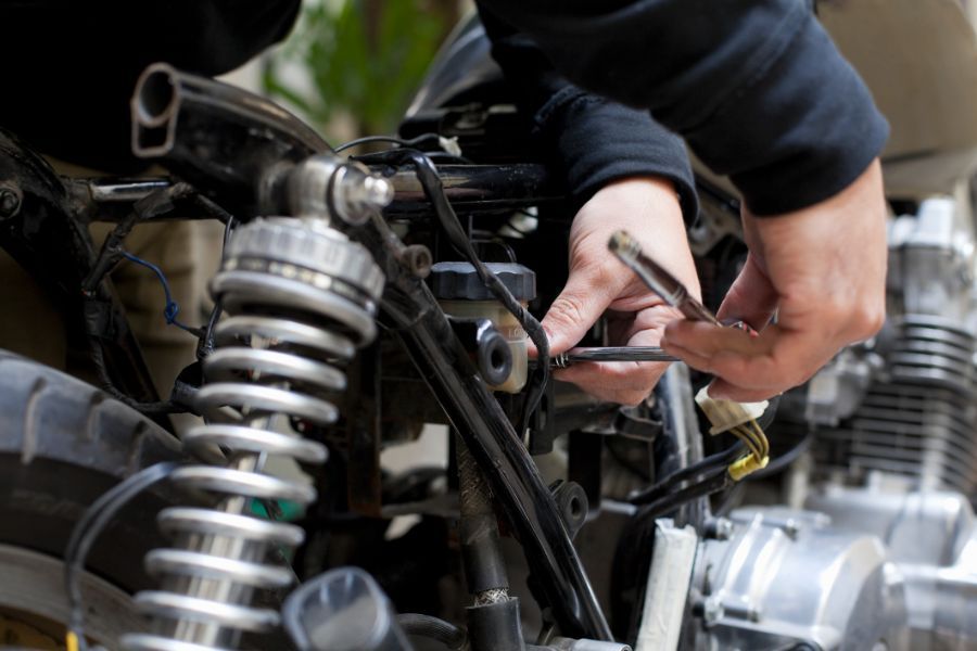 riparazione meccanica su una moto