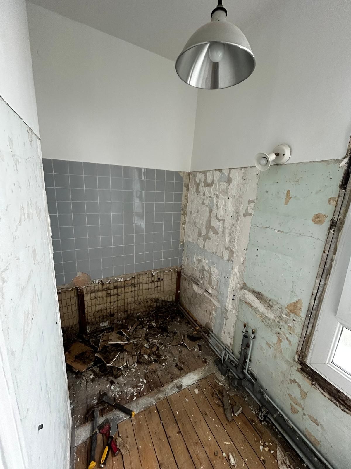 Intérieur d'une vieille salle de bain avant la rénovation au Havre