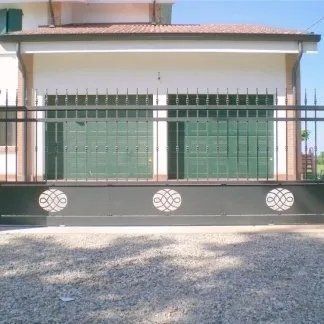 Cancello con dettagli geometrici