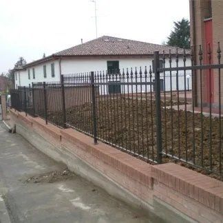 Cancello intorno alla casa