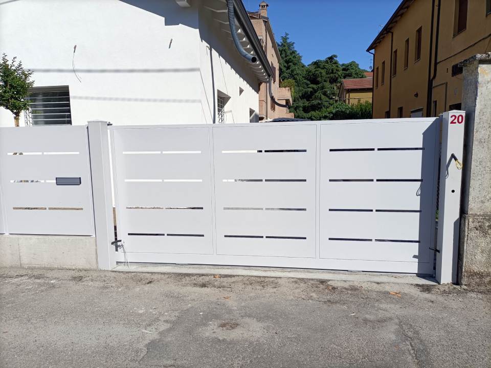 Cancello bianco automatico