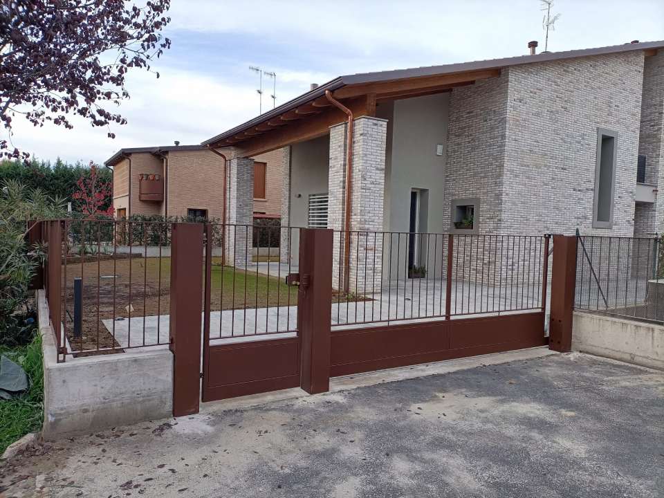 Cancello rosso per abitazione