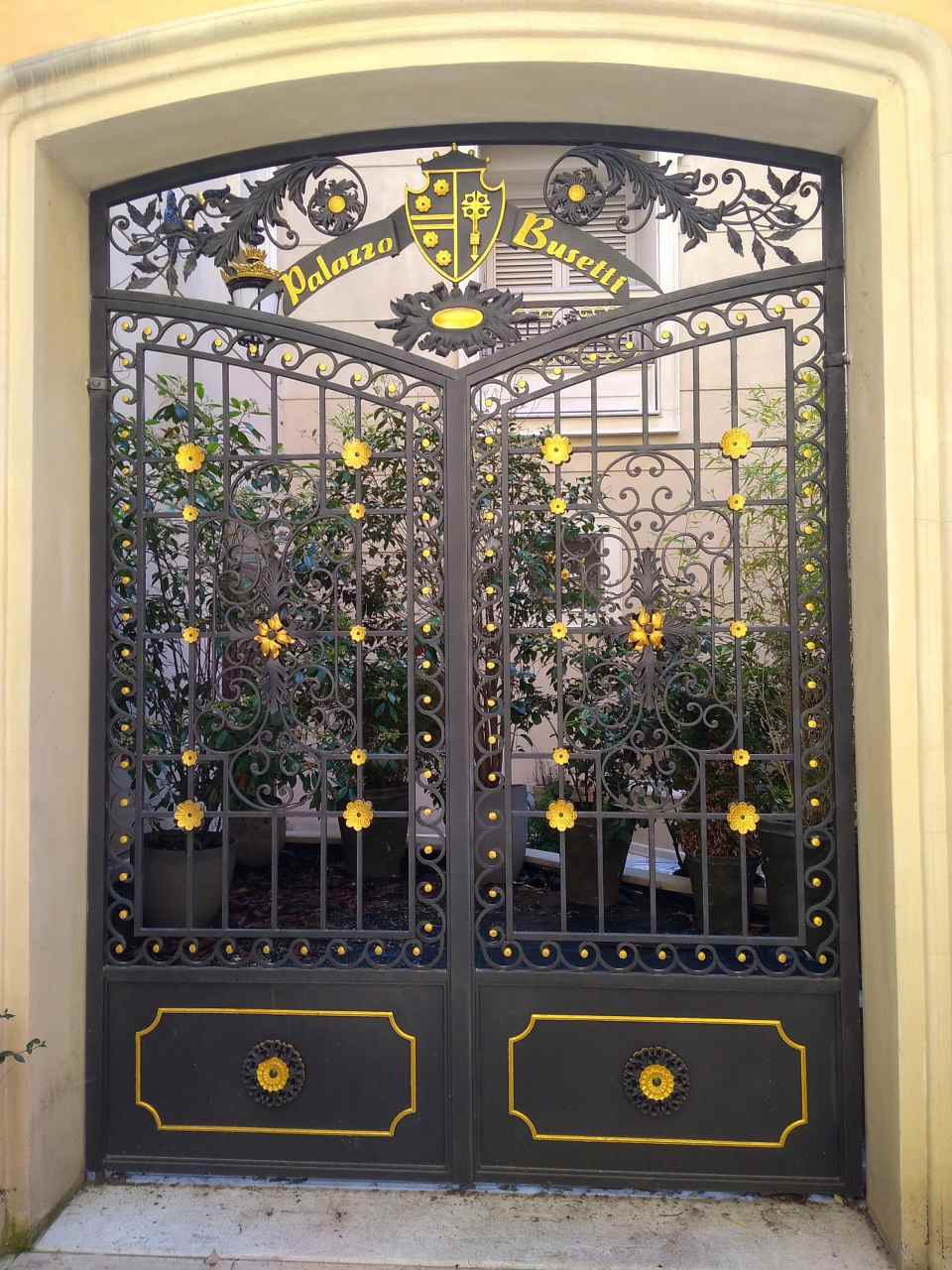 Cancello con dettagli dorati