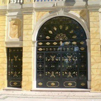 Cancello in ferro con dettagli dorati