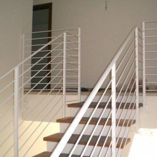 Ringhiera bianca per scale