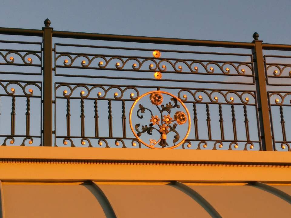 Ringhiera con dettagli floreali