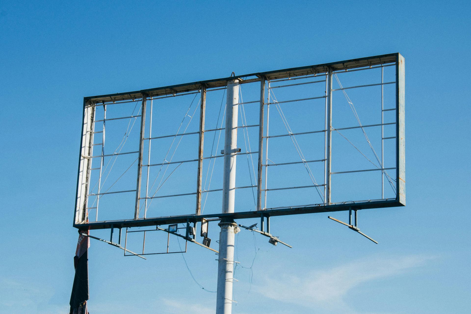 Um outdoor vazio com um céu azul ao fundo
