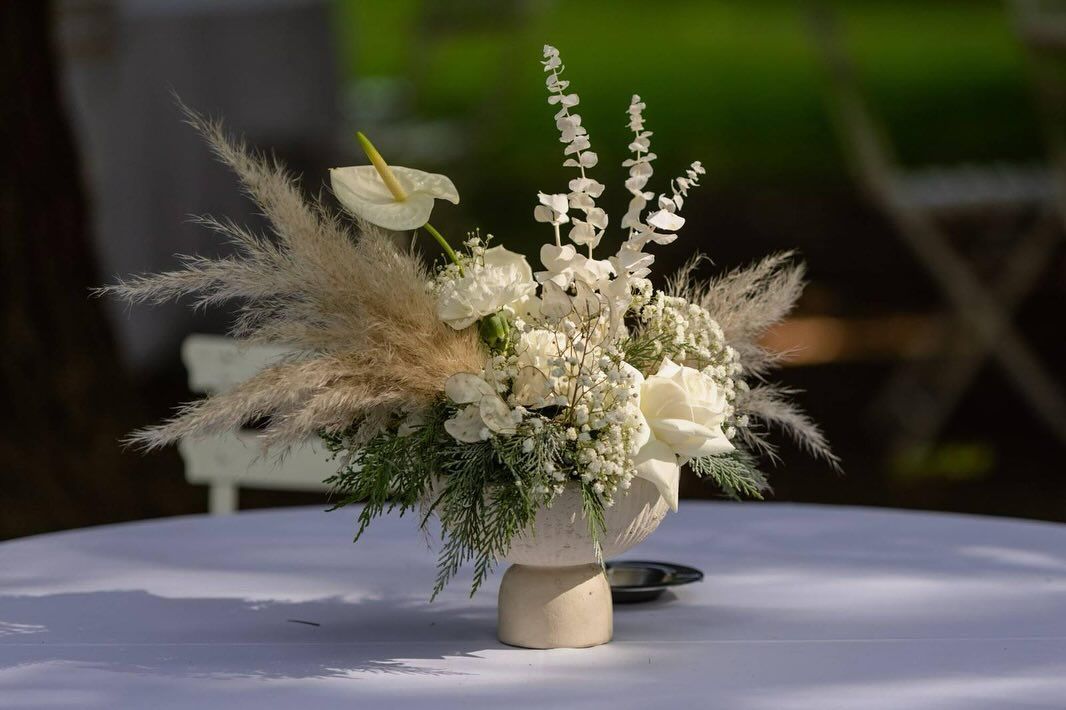 una donna tiene al polso un mazzo di fiori.