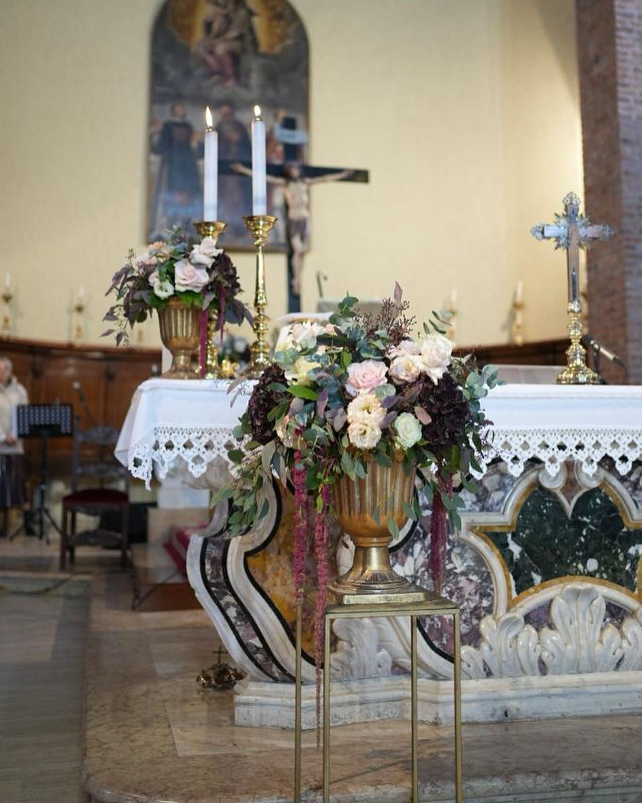un altare in una chiesa decorato con fiori e candele.