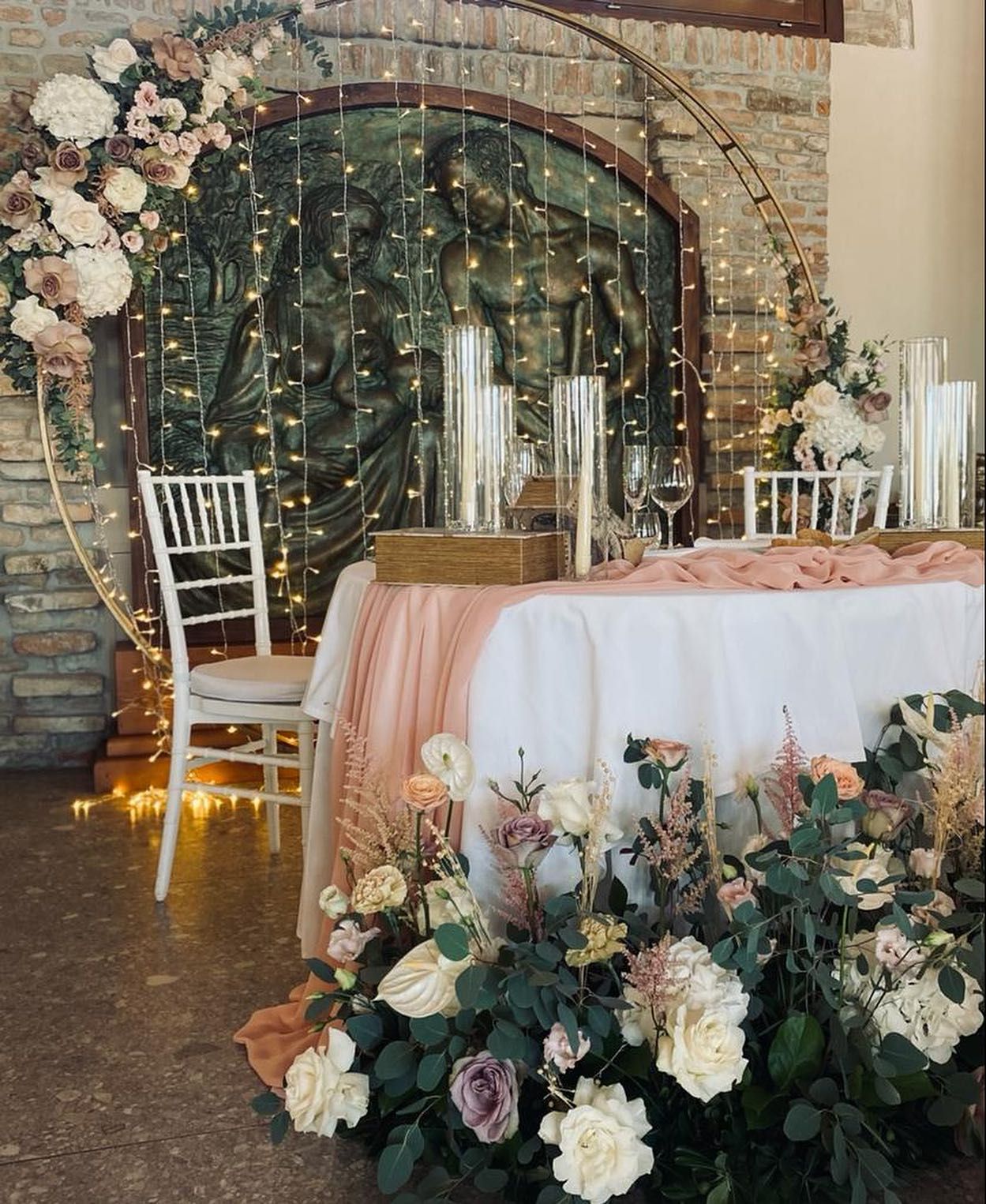 un tavolo è decorato con fiori e candele per un ricevimento di nozze.