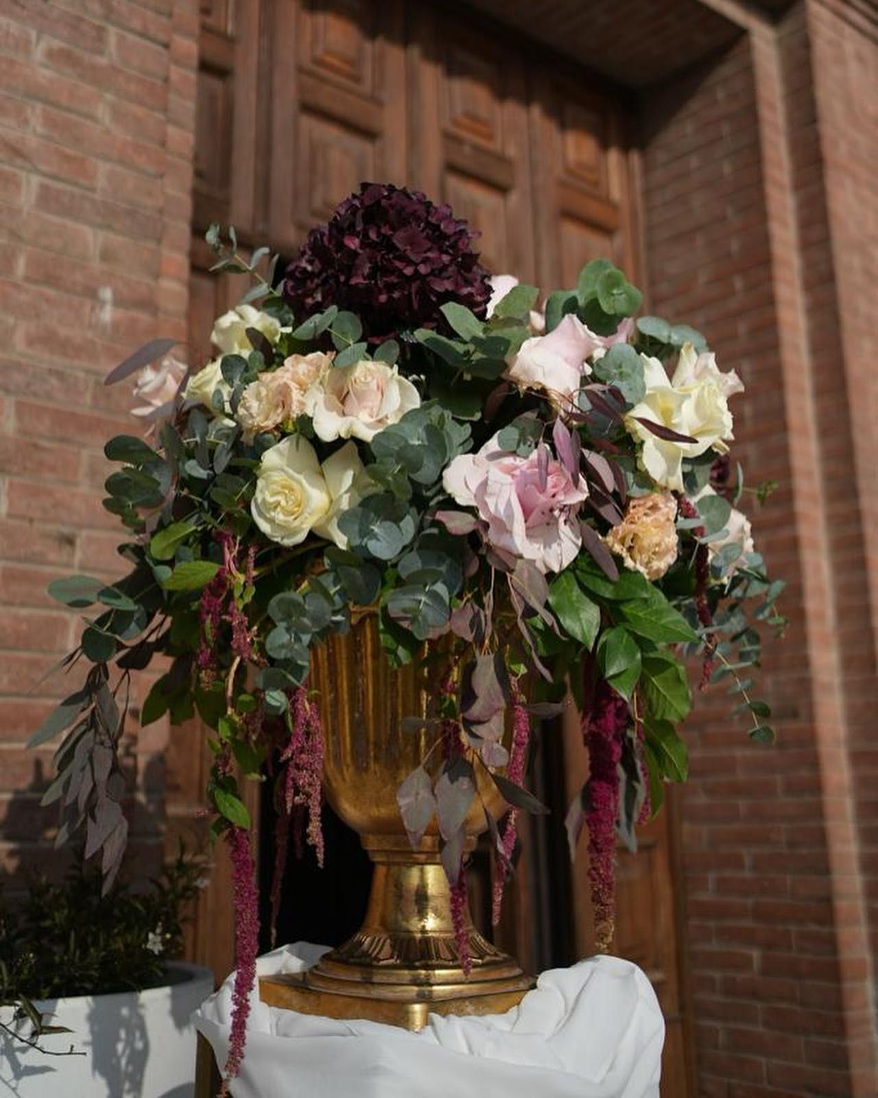 un vaso pieno di fiori.