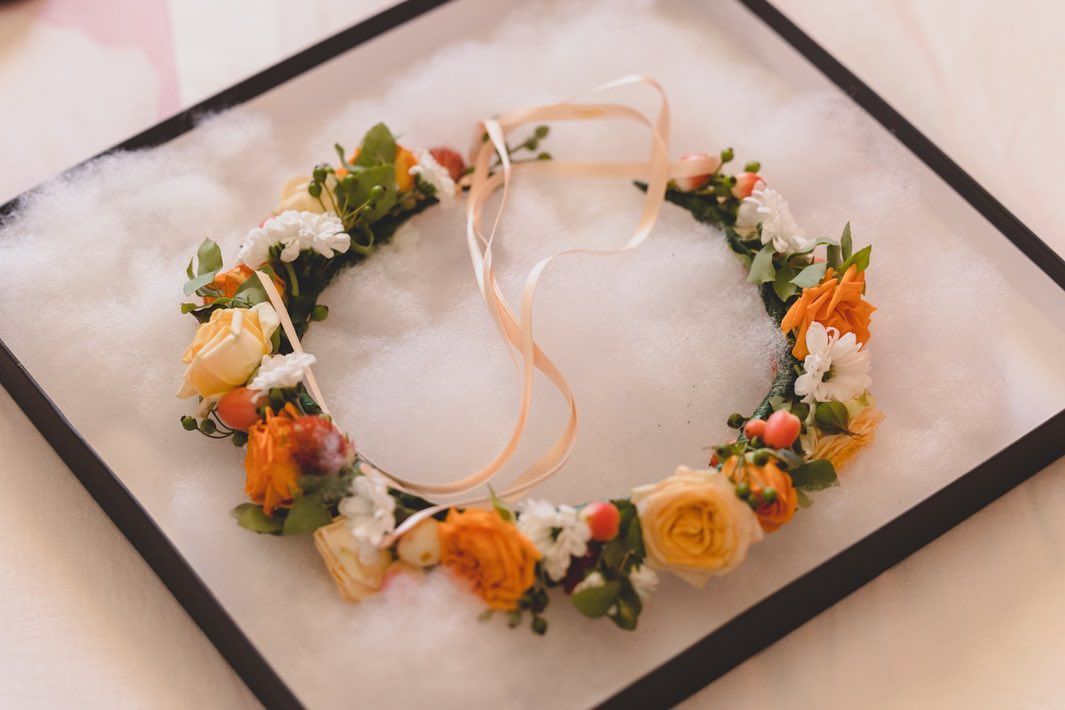 una corona di fiori arancioni