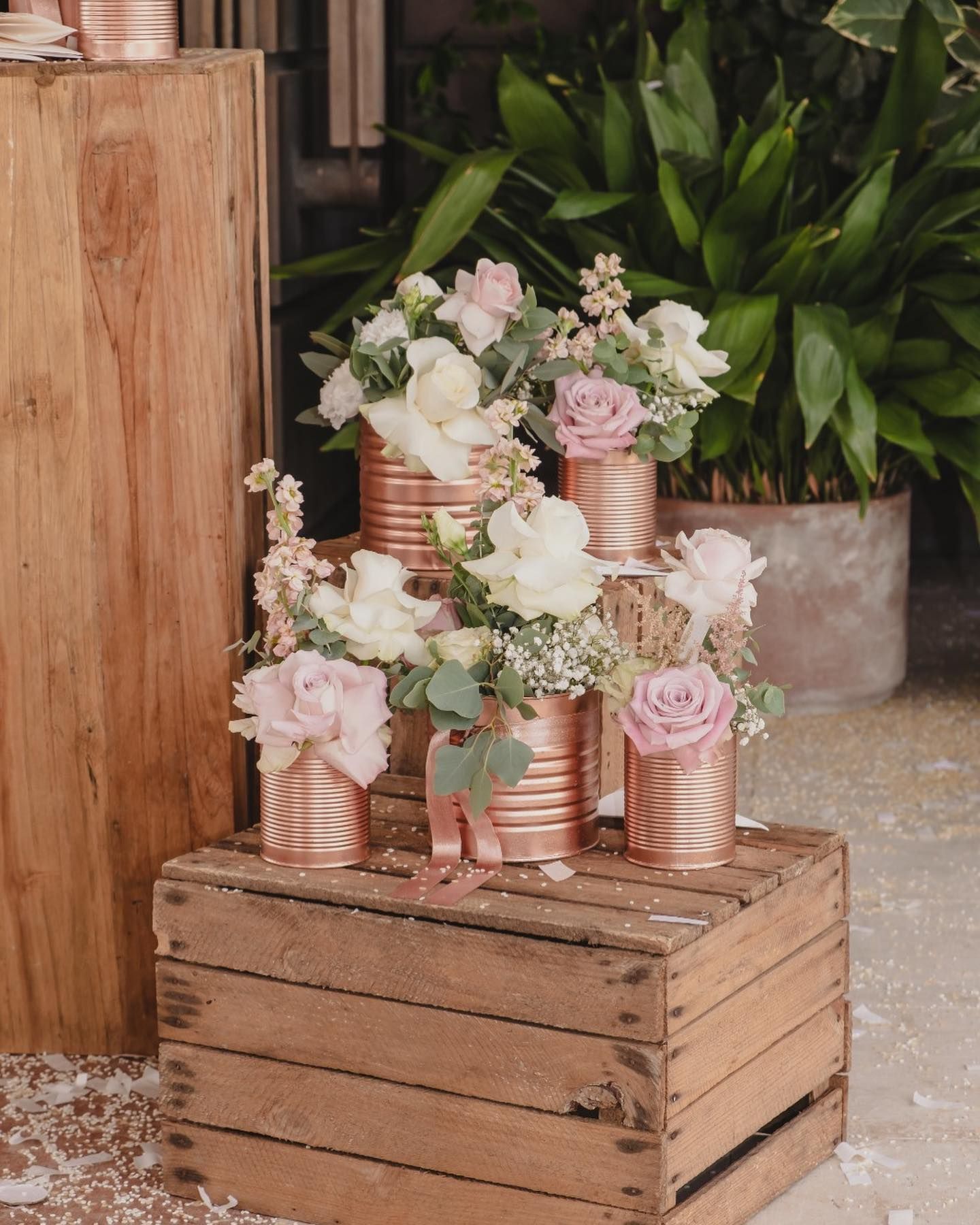 lattine di rame piene di fiori