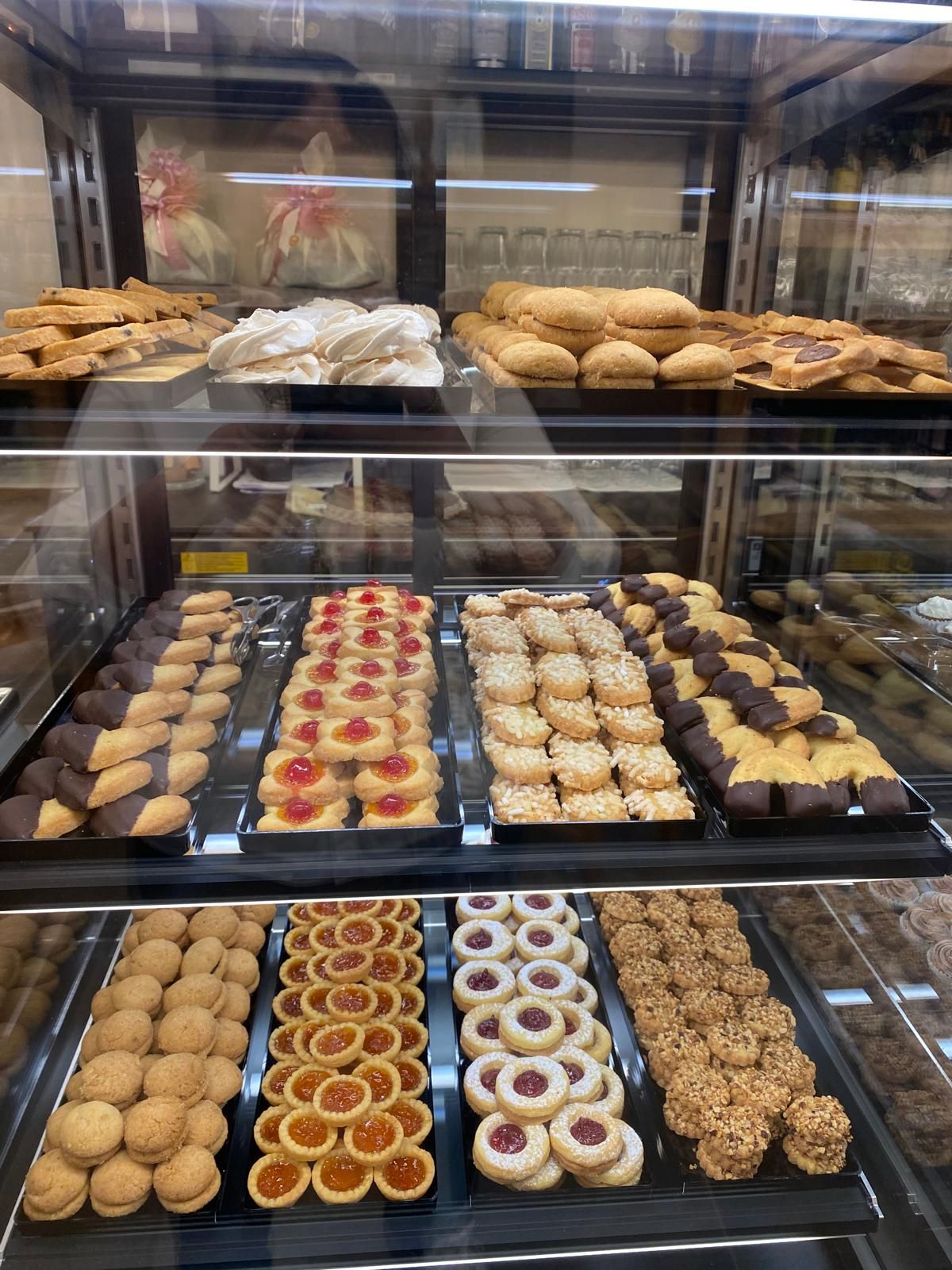 Vetrina piena di biscotti vari in una panetteria.